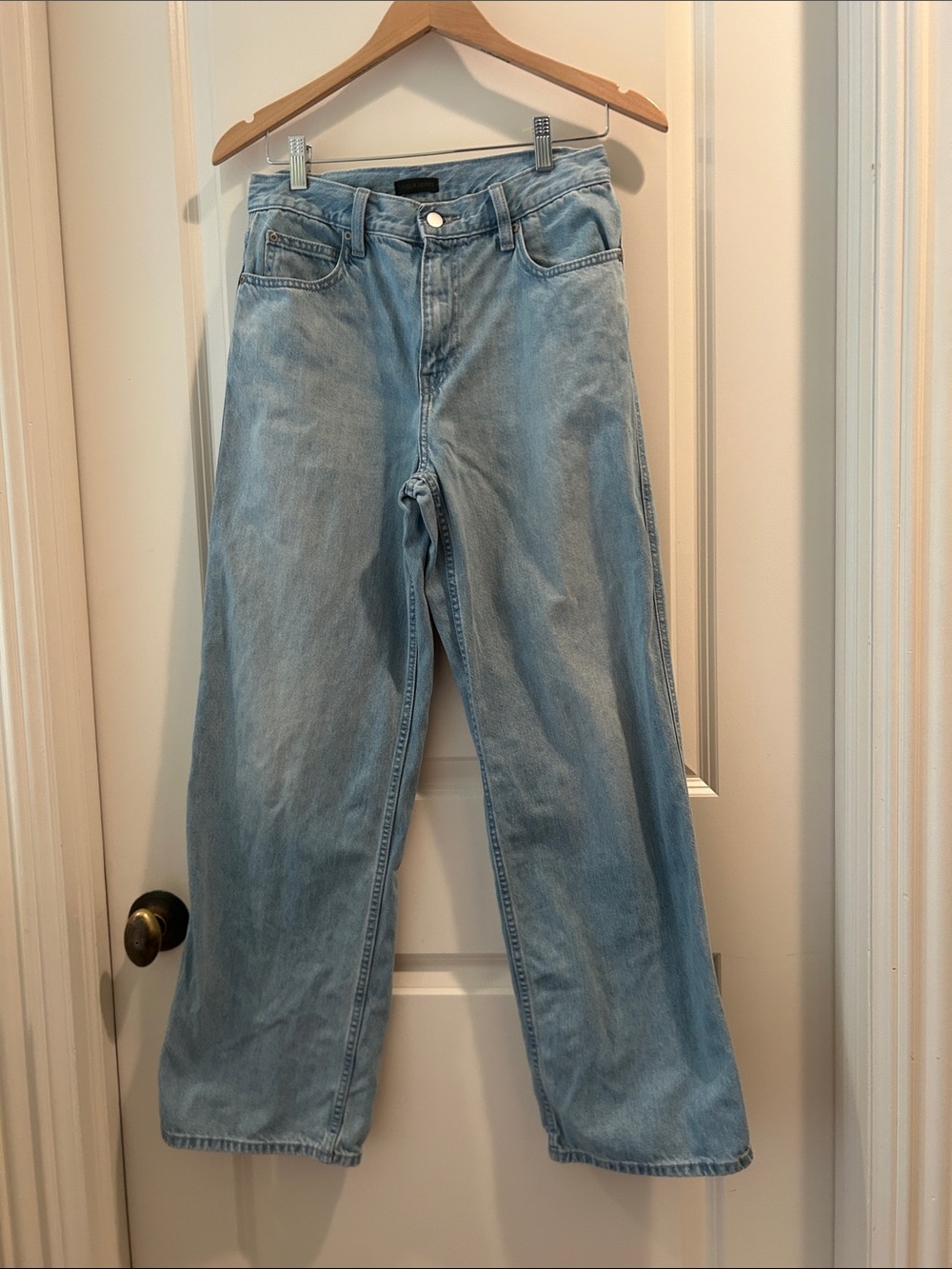 Uniqlo Light Wash Straight Leg Denim
Jeans size tag 25x31 see measurements fit